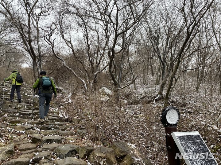 [광주=뉴시스] 광주 무등산국립공원에 내린 눈이 쌓여있는 모습. 사진은 본문 내용과 관계 없음. (사진=뉴시스DB) 2023.11.17. photo@newsis.com