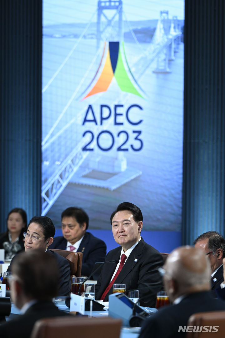 [샌프란시스코=뉴시스] 조수정 기자 = 윤석열 대통령이 16일(현지시간) 미국 샌프란시스코 모스코니센터에서 열린 아시아태평양경제협력체(APEC) APEC 세션 I 초청국과의 비공식 대화 및 업무 오찬에 참석해 있다. (공동취재) 2023.11.17. chocrystal@newsis.com