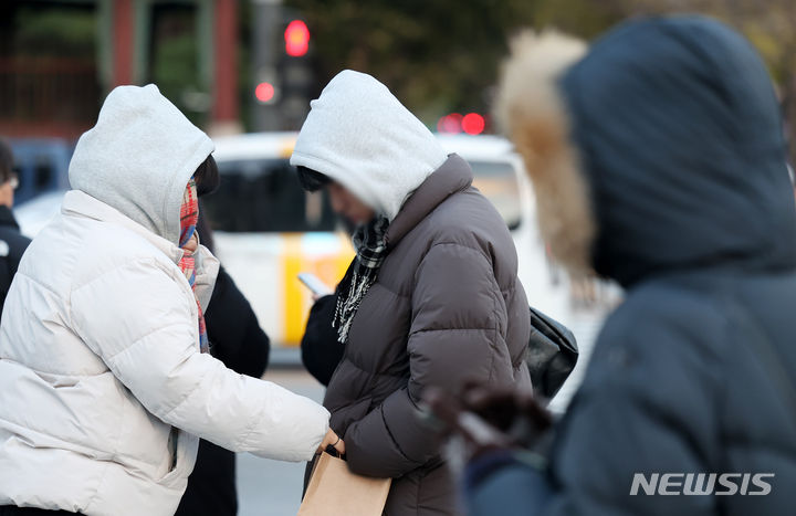 [서울=뉴시스] 김명년 기자 = 초겨울 추위가 찾아온 17일 오후 서울 종로구 세종대로 사거리에서 시민들이 옷깃을 여미고 있다. 2023.11.17. kmn@newsis.com