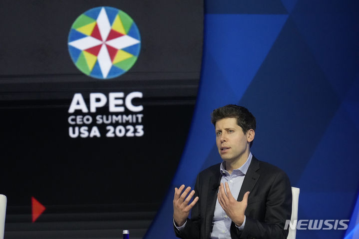 [샌프란시스코=AP/뉴시스]샘 앨트먼 오픈AI CEO가 지난 16일(현지시간) 아시아태평양경제협력체(APEC) CEO 정상회의에서 발언하고 있다. 오픈 AI 이사회는 지난 17일 앨트먼을 CEO에서 해임했다고 밝혔다. 2023.11.22.