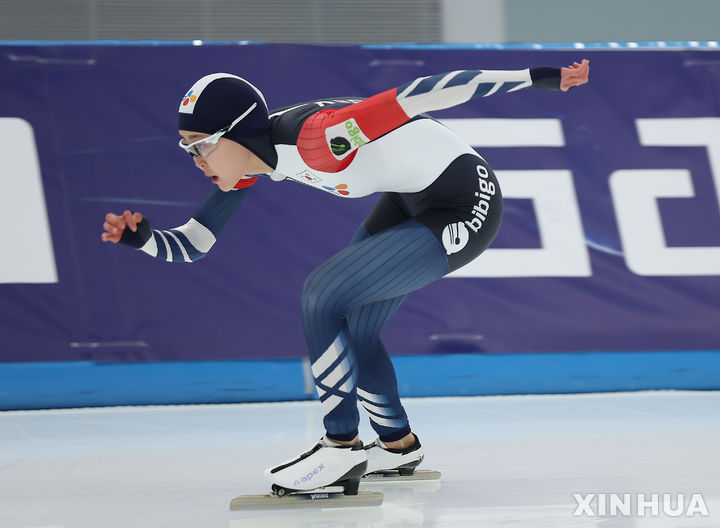[베이징=신화/뉴시스] 김민선이 17일 중국 베이징에서 열린 2023-24 국제빙상경기연맹(ISU) 스피드스케이팅 월드컵 2차 여자 500m 디비전A 1차 레이스에서 경기하고 있다. 김민선은 38초00의 기록으로 동메달을 목에 걸었다. 2023.11.18.