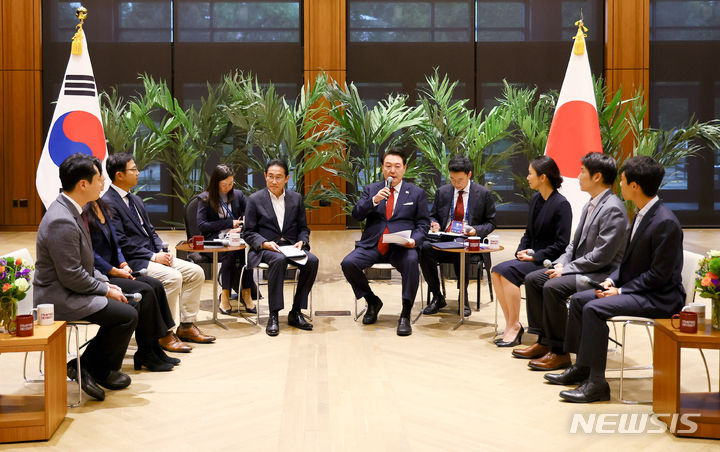 [샌프란시스코=뉴시스] 조수정 기자 = 아시아태평양경제협력체(APEC) 정상회의 참석차 미국을 방문 중인 윤석열 대통령이 17일(현지시간) 캘리포니아주 스탠퍼드대학교 후버연구소에서 열린 한일 스타트업 간담회에서 발언하고 있다. 2023.11.18. chocrystal@newsis.com