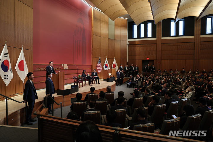 [샌프란시스코=뉴시스] 조수정 기자 = 아시아태평양경제협력체(APEC) 정상회의 참석차 미국을 방문 중인 윤석열 대통령이 17일(현지시간) 캘리포니아주 스탠퍼드대학교 후버연구소에서 열린 한일 정상 좌담회에서 발언하고 있다. (공동취재) 2023.11.18. chocrystal@newsis.com