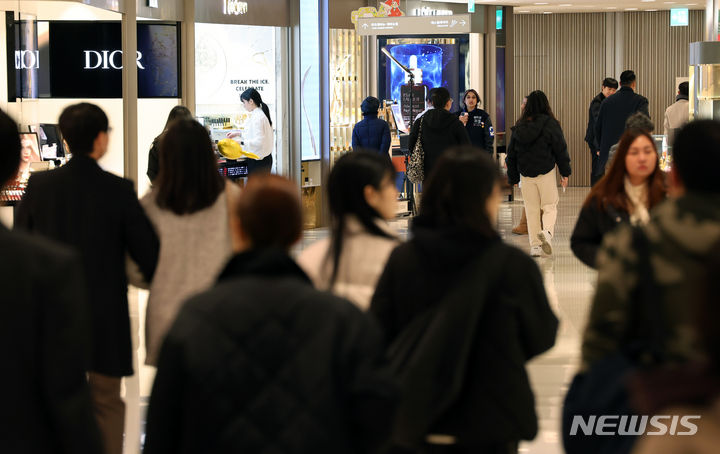 [서울=뉴시스] 배훈식 기자 = 사진은 지난 11월19일 오전 서울 중구 롯데백화점 본점에서 많은 고객들이 쇼핑을 하고 있는 모습. 2023.11.19. dahora83@newsis.com