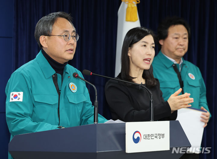[서울=뉴시스] 배훈식 기자 = 고기동 행정안전부 차관이 19일 오후 서울 종로구 정부서울청사에서 지방행정서비스 정상화 관련 브리핑을 하고 있다. 2023.11.19. dahora83@newsis.com