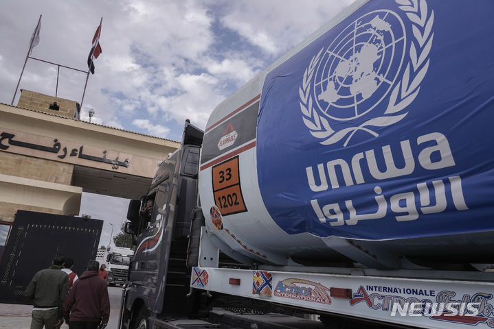 [라파=AP/뉴시스]지난해 11월19일(현지시각) 이집트 라파 국경 검문소에서 연료를 실은 유엔 팔레스타인 난민구호기구(UNRWA) 트럭이 가자지구로 진입하고 있다. 2024.02.15.