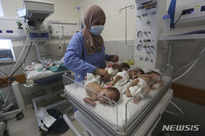 [가자지구=AP/뉴시스] 19일 가자지구 남단 라파의 에미레티스 병원에서 간호사가 북부 가자시티의 알시파 병원에서 이송된 조산아와 신생아들을 돌보고 있다. 2023.11.20.