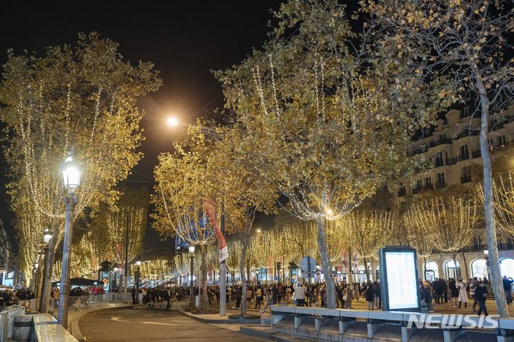 [파리=AP/뉴시스] 19일(현지시각) 프랑스 파리에서 크리스마스 시즌 샹젤리제 거리 점등식이 열리고 있다. 2023.11.20.