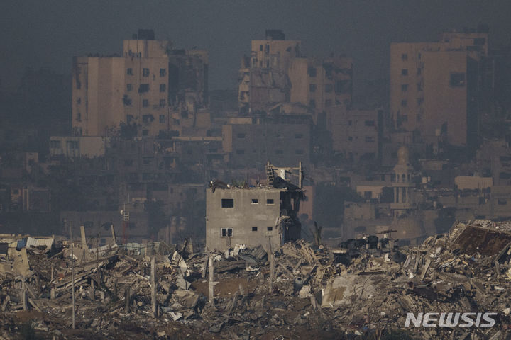 [가자지구=AP/뉴시스] 20일(현지시각) 이스라엘의 폭격을 받은 가자지구 내 건물들이 파괴돼 있다. 2023.11.21.