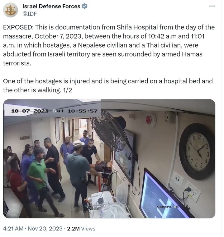 [서울=뉴시스]팔레스타인 무장 정파 하마스가 가자지구 알시파 병원에 외국인 인질을 데려간 모습이 담긴 병원 내부 CCTV 영상을 이스라엘방위군(IDF)가 19일(현지시간) 공개했다. 사진은 IDF 엑스(구 트위터) 갈무리. *DB 및 재판매 금지. 2023.11.20.