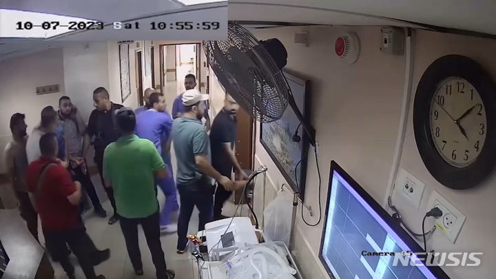19일(현지시간) 이스라엘군은 외국인 인질들의 모습이 찍힌 알시파 병원 내부 CCTV 영상을 공개했다. 영상은 지난달 7일 하마스가 이스라엘에 공격을 가한 날 촬영됐으며, 하마스가 납치한 외국인 인질 2명의 모습이 담겼다. 출처 : @IDF