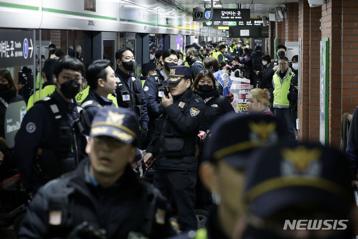 [서울=뉴시스] 최동준 기자 = 전국장애인차별철폐연대 박경석 대표가 20일 서울 지하철 시청역에서 정부의 장애인 이동권 포함 증액예산안 반영을 촉구하며 지하철 탑승을 기다리고 있다. 2023.11.20. photocdj@newsis.com