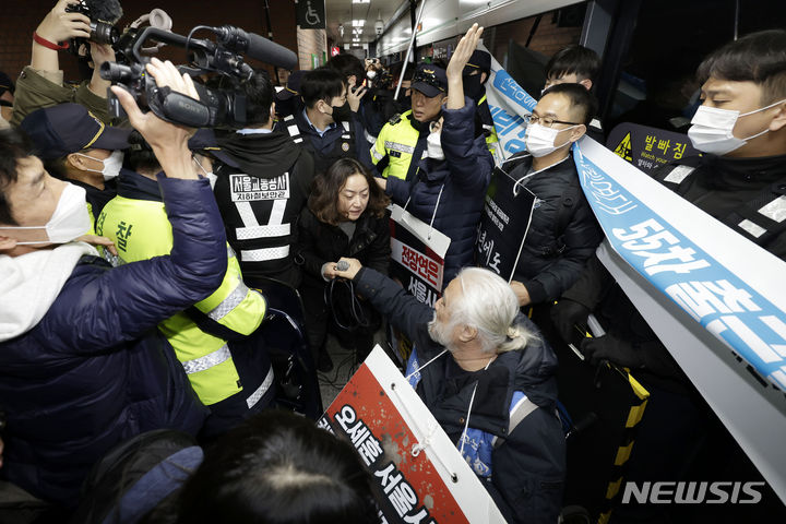 [서울=뉴시스] 최동준 기자 = 전국장애인차별철폐연대가 20일 서울 지하철 시청역에서 정부의 장애인 이동권 포함 증액예산안 반영 촉구 '출근길 지하철 시위'를 진행했다. 경찰이 전장연에 대해 철도안전법, 집시법 위반으로 채증 등을 실시하자 양측 간 충돌이 발생하고 있다. 2023.11.20. photocdj@newsis.com