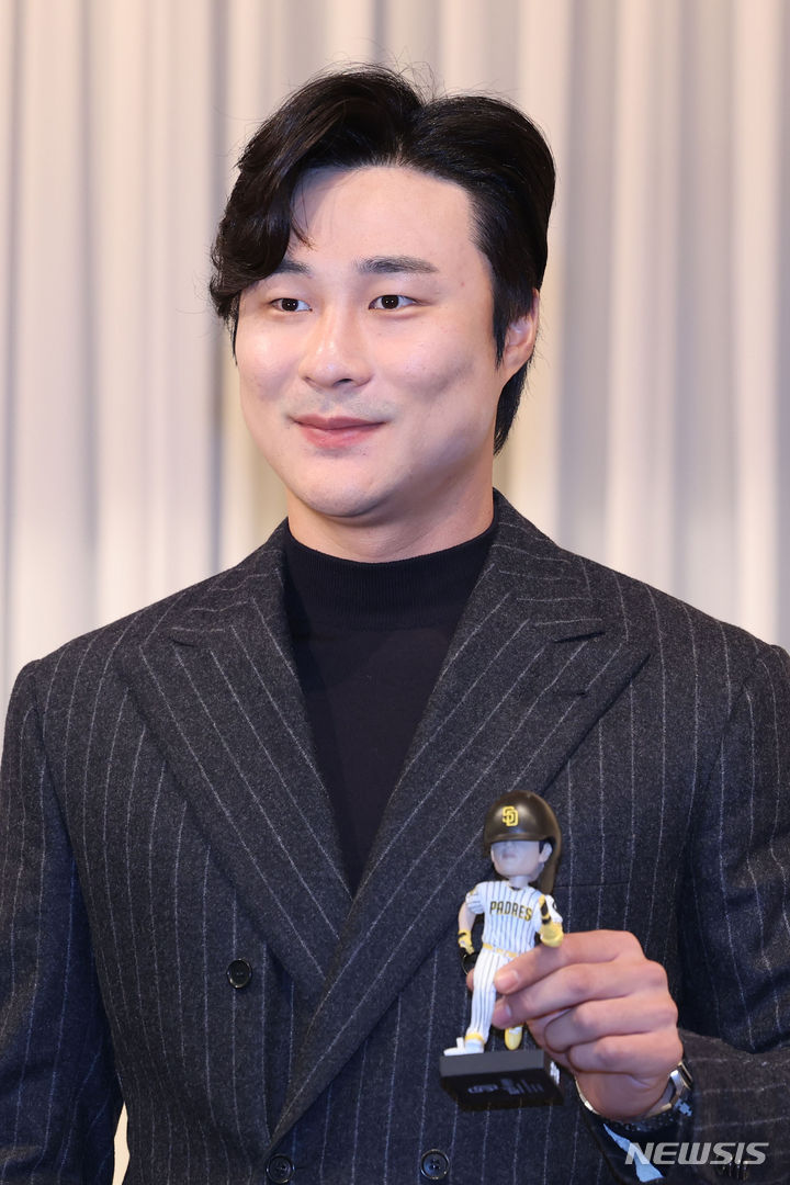 [서울=뉴시스] 권창회 기자 = 미국 프로야구(MLB)에서 골드글러브를 수상한 샌디에이고 파드리스 김하성이 20일 오전 서울 강남구 호텔리베라에서 열린 골드글러브 수상 공식 기자회견에 앞서 포토타임을 갖고 있다. 2023.11.20. kch0523@newsis.com