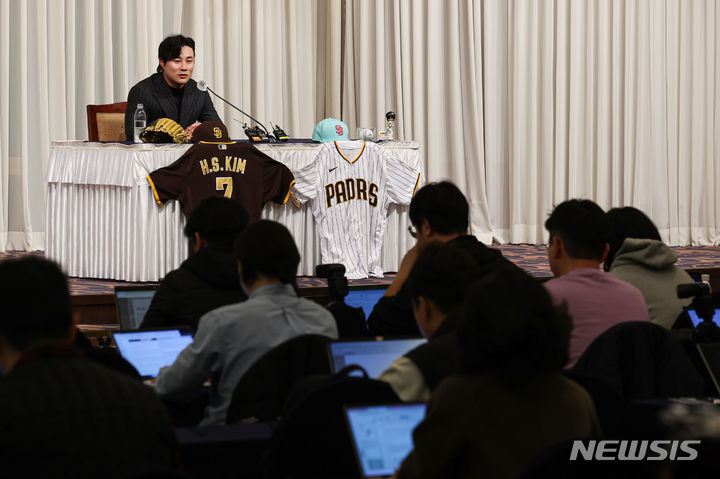 [서울=뉴시스] 권창회 기자 = 미국 프로야구(MLB)에서 골드글러브를 수상한 샌디에이고 파드리스 김하성이 20일 오전 서울 강남구 호텔리베라에서 열린 골드글러브 수상 공식 기자회견에서 취재진의 질문에 답하고 있다. 2023.11.20. kch0523@newsis.com