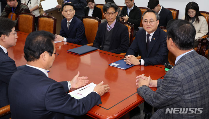 [서울=뉴시스] 이영환 기자 = 고기동(오른쪽 두 번째) 행정안전부 차관이 20일 오후 서울 여의도 국회 행정안전위원장실에서 김교흥 행정안전위원장, 김용판 국민의힘 간사, 강병원 더불어민주당 간사에게 정부 전산망 마비 관련 보고를 하고 있다. 2023.11.20. 20hwan@newsis.com