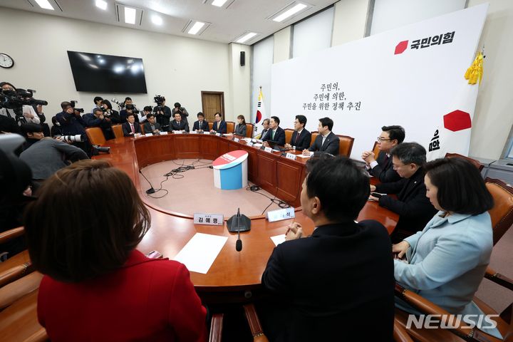 [서울=뉴시스] 조성봉 기자 = 김기현 국민의힘 대표가 20일 오후 서울 여의도 국회에서 열린 최고위원회의에서 발언을 하고 있다. 2023.11.20. suncho21@newsis.com