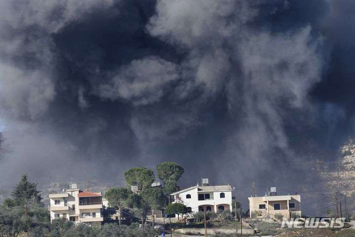 [아이타 알샤브=AP/뉴시스] 21일(현지시각) 이스라엘과 국경 마을인 레바논 아이타 알 샤브 외곽에서 이스라엘의 공습으로 검은 연기가 치솟고 있다. 이스라엘과 레바논이 국경 인근에서 교전이 이어지면서 12월5일에도 헤즈볼라 전사자와 레바논의 시리아인 사상자가 발생했다. 2023.12.06.