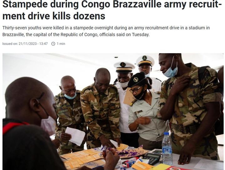 [서울=뉴시스]청년들이 마땅한 일자리를 구하기 힘든 콩고에서 일자리를 제공하는 몇 안 되는 기관 중 하나인 군 입대를 위해 콩고군 스타디움에 수많은 젊은이들이 몰려든 가운데 21일 압사 사고가 발생해 최소 37명이 사망했다고 콩고 당국이 밝혔다. <사진 출처 : 프랑스24 캡처> 2023.11.21.