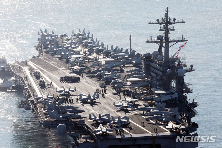 [부산=뉴시스] 하경민 기자 = 미국 해군의 핵추진 항공모함 '칼빈슨함'(CVN-70)이 21일 오전 부산 남구 해군작전사령부 부산작전기지에 입항하고 있다. 니미츠급 항모인 칼빈슨함은 길이 333m, 폭 77m이며, 비행갑판 축구장 3배 규모, 승조원 6000여 명, 항공기 80~90대 탑재하는 등 '떠다니는 군사기지'라 불린다. 2023.11.21. yulnetphoto@newsis.com