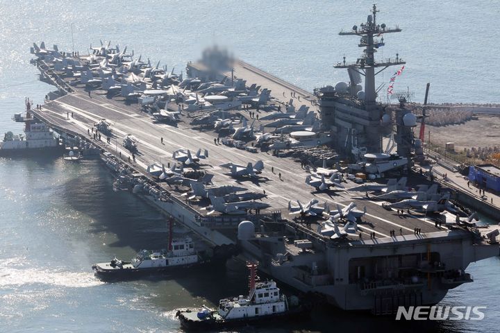 [부산=뉴시스] 하경민 기자 = 미국 해군의 핵추진 항공모함 '칼빈슨함'(CVN-70)이 21일 오전 부산 남구 해군작전사령부 부산작전기지에 입항하고 있다. 니미츠급 항모인 칼빈슨함은 길이 333m, 폭 77m이며, 비행갑판 축구장 3배 규모, 승조원 6000여 명, 항공기 80~90대 탑재하는 등 '떠다니는 군사기지'라 불린다. 2023.11.21. yulnetphoto@newsis.com