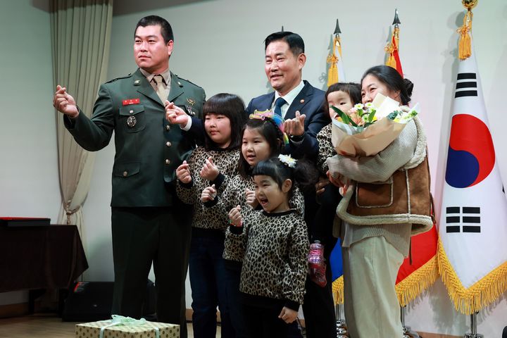 [서울=뉴시스] 신원식 국방부장관이 21일 서울 용산구 국방컨벤션에서 열린 다자녀 군인 및 군무원 가족 초청 격려행사에 참석해 맹준영 상사 가족과 함께 기념촬영 하고 있다. (사진=국방부 제공) 2023.11.21. photo@newsis.com *재판매 및 DB 금지