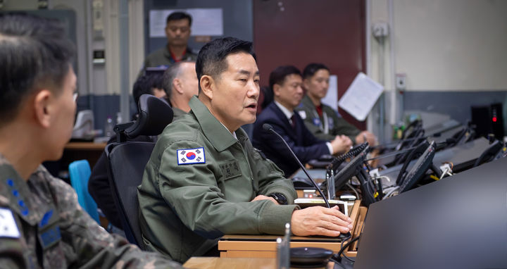 [서울=뉴시스] 김선웅 기자 = 신원식 국방부장관이 21일 공군작전사령부 한국항공우주작전본부 전투지휘소에서 작전현황 보고 청취 후 장병 격려사를 하고 있다. (사진=국방부 제공) 2023.11.21. photo@newsis.com *재판매 및 DB 금지