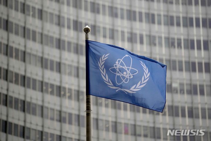[빈=AP/뉴시스]국제원자력기구(IAEA)는 19일(현지시각) "이란 핵 시설에 아무런 피해가 없음을 확인할 수 있었다"고 발표했다.  사진은 지난해 11월 22일 오스트리아 빈에서 열린 IAEA 이사회 회의 중 IAEA 깃발이 본부 앞에 펄럭이는 모습. 2024.04.19.