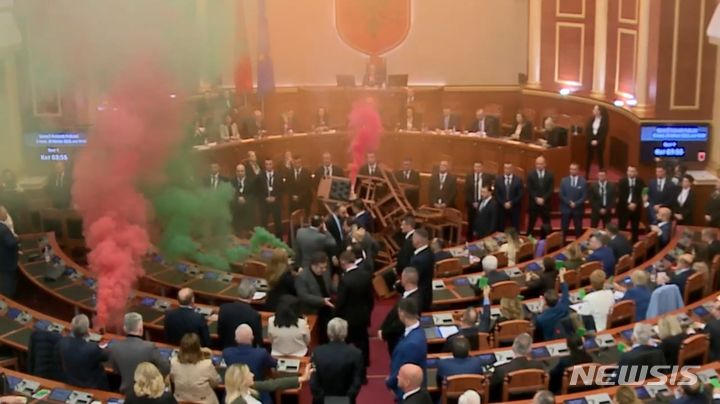 남유럽 발칸반도 서부에 위치한 국가인 알바니아의 의회에서 야당 의원들이 내년 예산안 처리를 저지하기 위해 연막탄을 터뜨리고 불까지 내는 소동이 벌어졌다. 출처 : @PANORAMA TV