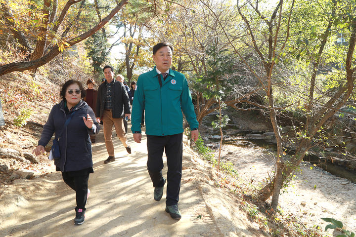 [울산=뉴시스]22일 오후 울산 동구 옥류천 일대에서 옥류천 숲길 정비사업 현장설명회가 개최된 가운데 김종훈 동구청장이 지역 주민들과 함께 산책하며 다양한 의견을 청취하고 있다. (사진=울산 동구 제공) 2023.11.22. photo@newsis.com *재판매 및 DB 금지