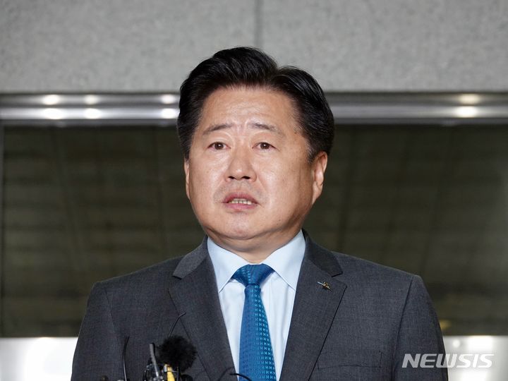 [제주=뉴시스] 오영재 기자 = 공직선거법 및 정치자금법 위반 혐의로 기소된 오영훈 제주지사가 22일 오후 제주지방법원에서 열린 결심공판을 마치고 취재진 질의에 답변하고 있다. 검찰은 이날 오 지사에게 징역 1년6개월을 구형했다. 2023.11.22. oyj4343@newsis.com