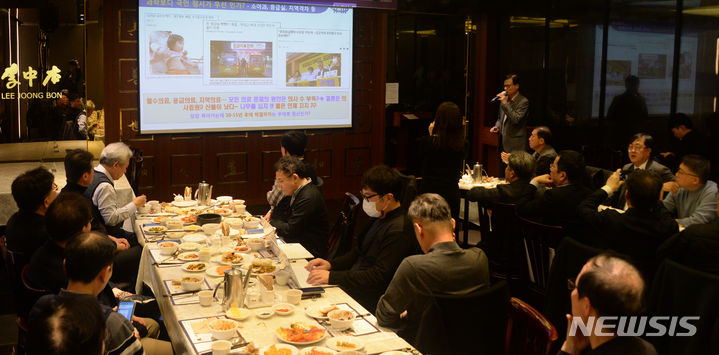 [전주=뉴시스] 김얼 기자 = 송병주 대한의사협회 감사가 21일 전북 전주시 이중본에서 열린 의대정원 확대와 필수의료 회생에 대한 토론회에 참석해 '의대정원과 공공의대 의사 수를 둘러싼 논쟁의 본질'을 발제를 하고 있다. 2023.11.21. pmkeul@newsis.com