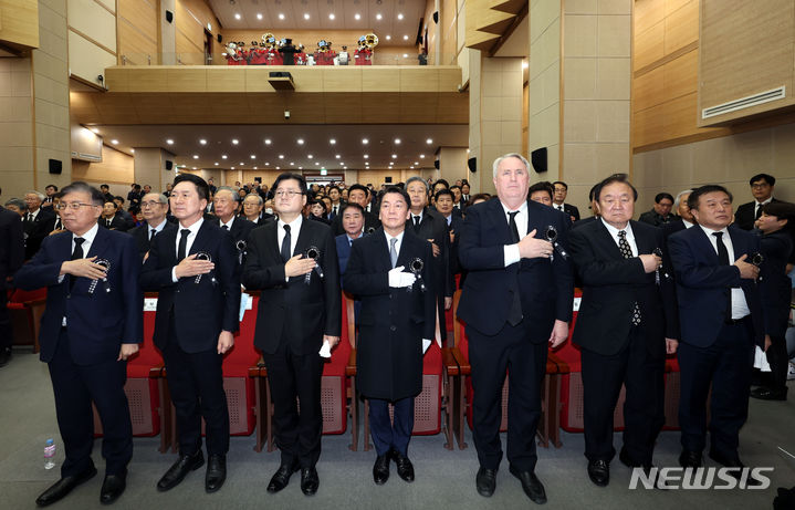 [서울=뉴시스] 조성봉 기자 = 김기현 국민의힘 대표와 홍익표 더불어민주당 원내대표를 비롯한 참석자들이 22일 오후 서울 동작구 국립서울현충원 현충관에서 열린 고 김영삼 전 대통령 서거 8주기 추모식에서 국민의례를 하고 있다. 왼쪽부터 김덕룡 추모위원장, 김 대표, 홍 원내대표, 안철수 국민의힘 의원, 인요한 혁신위원장, 정대철 헌정회 회장, 이진복 대통령비서실 정무수석. 2023.11.22. suncho21@newsis.com