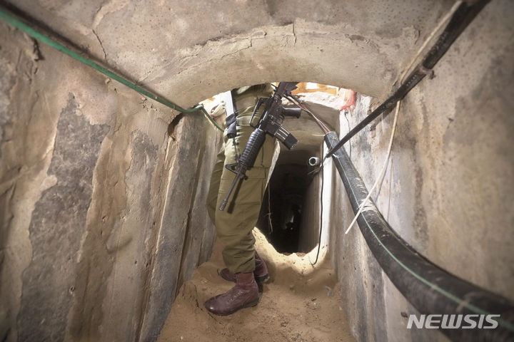 [가자시티=AP/뉴시스] 이스라엘이 하마스 터널 네트워크 무력화를 위해 해수를 끌어와 침수시키는 방안을 검토 중이라고 미국 월스트리트저널(WSJ)이 4일(현지시간) 보도했다. 사진은 지난달 22일 촬영한 가자시티 알시파 병원 지하의 하마스 터널. 2023.12.05.