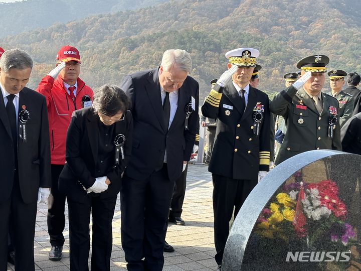 [대전=뉴시스] 김도현 기자 = 23일 오전 국립대전현충원에서 열린 연평도 포격전 제13주기 전투영웅 추모 및 전승기념식에 참석한 국민의힘 인요한 혁신위원장을 비롯한 관계자들이 고 서정우 하사와 고 문광욱 일병을 기리기 위해 묵념하고 있다. 2023.11.23. kdh1917@newsis.com