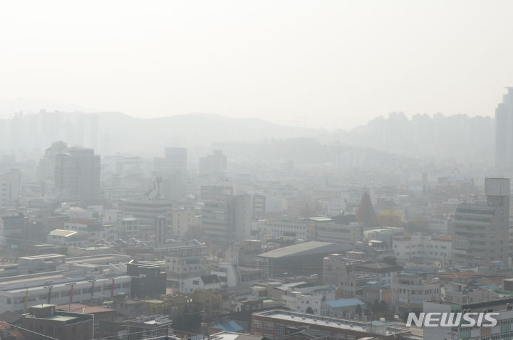 [청주=뉴시스] 조성현 기자 = 충북 전역에 미세먼지 농도가 '나쁨' 수준을 보인 23일 오전 청주시 상당구 수암골 전망대에서 바라본 청주 도심이 뿌옇게 보이고 있다. 2023.11.23. jsh0128@newsis.com