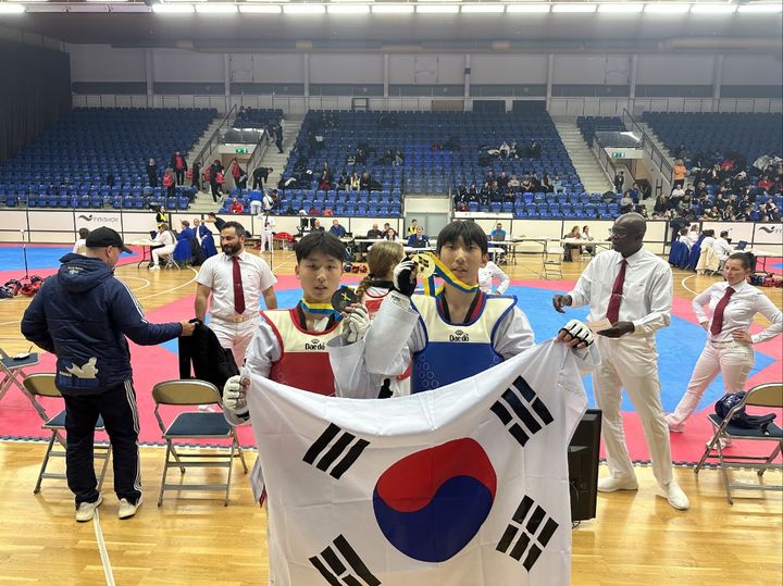 [고성(경남)=뉴시스] 신정철 기자= 경남 고성군 유소년태권도단이 2년 연속 세계 1위를 거머쥐며 스포츠산업도시 고성군(군수 이상근)의 위상을 드높였다. 청소년 국가대표로 출전한 강동민 선수(소가야중 3)가 지난 6일부터 16일까지 스웨덴 웁살라에서 열린 ‘2023 스웨덴 오픈 태권도대회’에 출전해 우승했다.사진은 우승 기념사진.(사진=고성군 제공).2023.11.23. photo@newsis.com *재판매 및 DB 금지