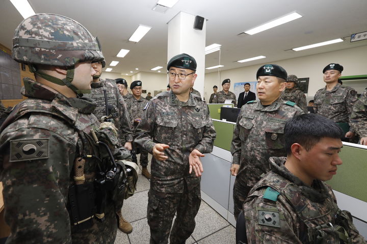 [서울=뉴시스] 박안수 육군참모총장이 미사일전략사령부 예하부대를 방문해 현장지도를 실시하고 있다. (사진=육군 제공) 2023.11.23. photo@newsis.com *재판매 및 DB 금지