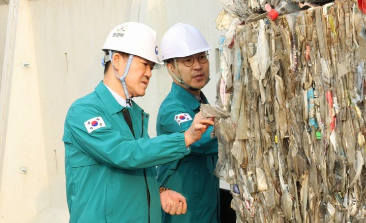 [서울=뉴시스] 임상준 환경부 차관이 23일 오후 경기 안성시 생활자원회수센터를 방문해 투명 페트병 등 재활용품 선별 처리 현장 점검을 하고 있다. (사진=환경부 제공) 2023.11.23. photo@newsis.com *재판매 및 DB 금지