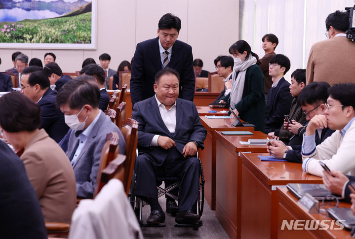 [서울=뉴시스] 이영환 기자 = 이상민 더불어민주당 의원이 23일 오전 서울 여의도 국회에서 열린 외교통일위원회 전체회의에 참석한 후 회의장을 나서고 있다. 2023.11.23. 20hwan@newsis.com