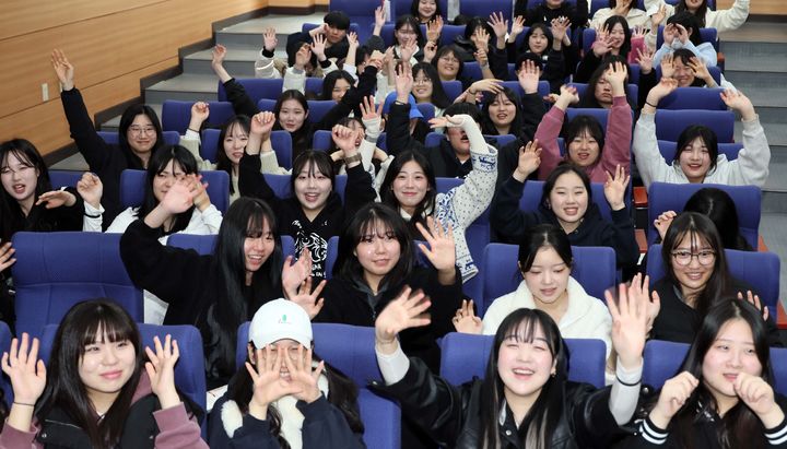 [부산=뉴시스] 하경민 기자 = 부산 사상구 동서대학교에서 열린 고교 수험생 초청 입시설명회에 참석한 경혜여고 학생들이 국제화 프로그램 등에 대한 설명을 들으며 그동안 쌓였던 입시 스트레스를 날려버리고 있다. (사진=동서대 제공) 2023.11.23. photo@newsis.com *재판매 및 DB 금지