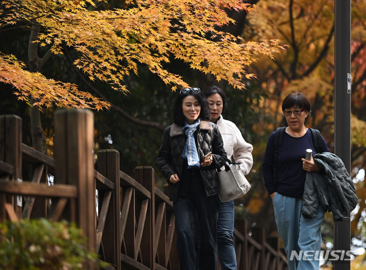 [광주=뉴시스] 이영주 기자 = 23일 오후 광주 남구 사직공원에서 시민들이 늦가을 정취를 만끽하며 산책하고 있다. 2023.11.23. leeyj2578@newsis.com