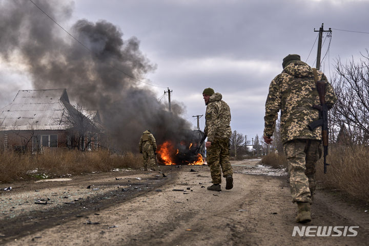 [바흐무트=AP/뉴시스] 23일(현지시간) 우크라이나 도네츠크주 바흐무트 인근 전선에서 우크라이나 제10 산악돌격여단 '에델바이스' 소속 대원이 러시아군의 드론 공격으로 불타는 버스를 살피고 있다. 볼로디미르 젤렌스키 우크라이나 대통령은 겨울 추위가 시작되면서 우크라이나군이 동부 전선에서 어려운 상황에 직면했다고 밝혔다. 2023.11.24.