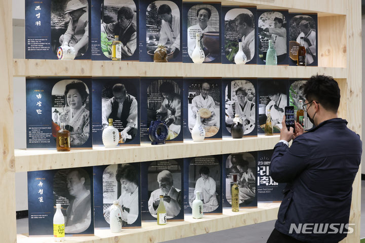 [서울=뉴시스] 황준선 기자 = 지난해 서울 서초구 aT센터에서 열린 2023 대한민국 우리술 대축제를 찾은 관람객들이 전통주를 살펴보고 있다. 2023.11.24. hwang@newsis.com