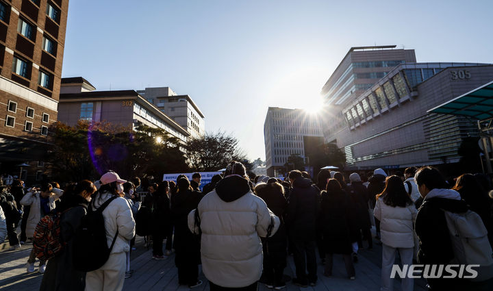 [서울=뉴시스] 정병혁 기자 = 25일 서울 동작구 중앙대학교에서 열린 2024년학년도 수시모집 논술고사를 찾은 수험생들이 고사장으로 향하고 있다. 2023.11.25. jhope@newsis.com