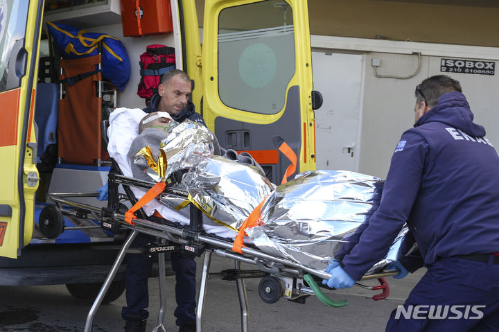 [AP/뉴시스] 26일 화물선 한 척이 그리스 에게해 북동부 레스보스섬 인근에서 침몰해 13명이 실종된 가우데 구조된 한 명의 선원이 병원으로 옮겨지고 있다