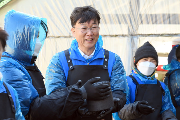 이민근 안산시장이 에너지나눔봉사활동에 참여해 연탄을 나르고 있다.(사진=안산시 제공) *재판매 및 DB 금지