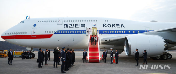 [성남=뉴시스] 전신 기자 = 5박7일간의 영국·프랑스 순방을 마치고 귀국한 윤석열 대통령과 부인 김건희 여사가 26일 경기도 성남 서울공항에 도착해 공군 1호기에서 내리고 있다. 2023.11.26. photo1006@newsis.com