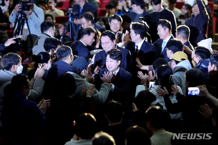 대구 시민들과 인사하며 입장하는 이준석 전 대표. [대구=뉴시스] 이무열 기자 = 이준석 전 국민의힘 대표가 지난달 26일 대구 북구 엑스코 오디토리움에서 열린 ‘더 나은 미래를 향한 우리의 고민’ 토크콘서트에 입장하며 시민들과 인사하고 있다. 2023.11.26. lmy@newsis.com