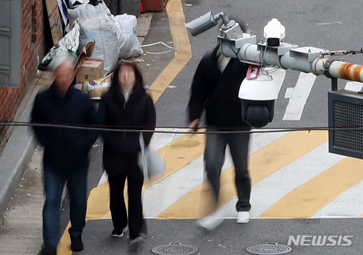[서울=뉴시스] 조성우 기자 = 지난해 11월26일 서울 시내 거리에 CCTV가 설치되어 있다. 2023.11.26. xconfind@newsis.com